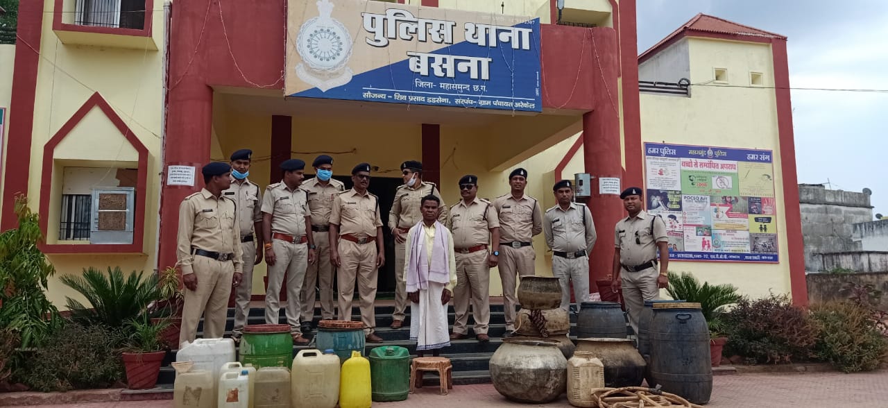 शराब बना रहे बर्तनों के साथ रंगे हाथ 265 लीटर शराब के साथ आर... - CG Sandesh