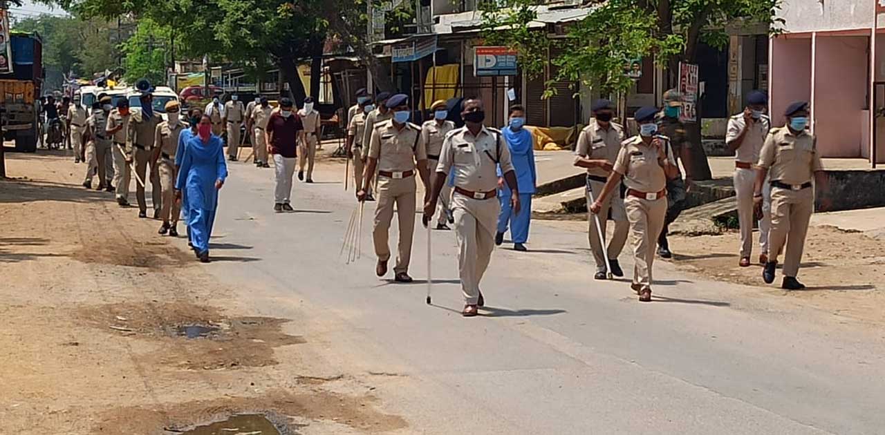 लॉकडाउन की व्यवस्था दुरुस्त करने  निकाला गया फ्लैग मार्च - CG Sandesh