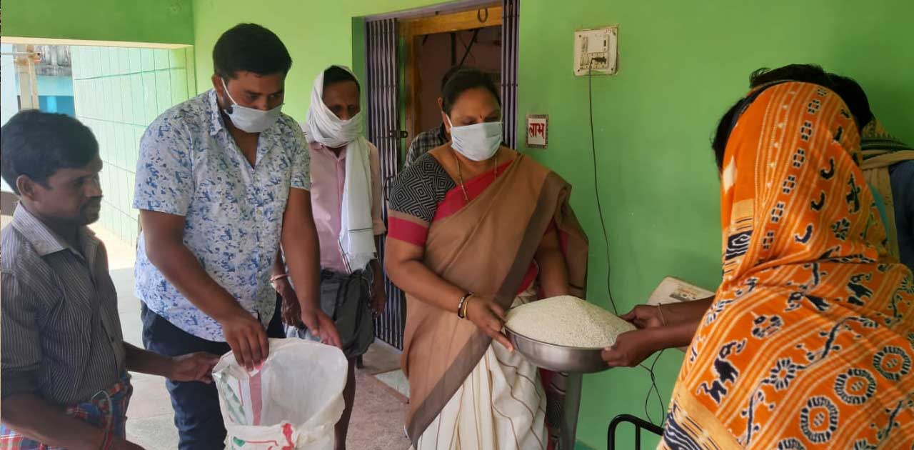 जिला पंचायत अध्यक्ष श्रीमती उषा पटेल द्वारा अंतिम छोर पर बसे... - CG Sandesh
