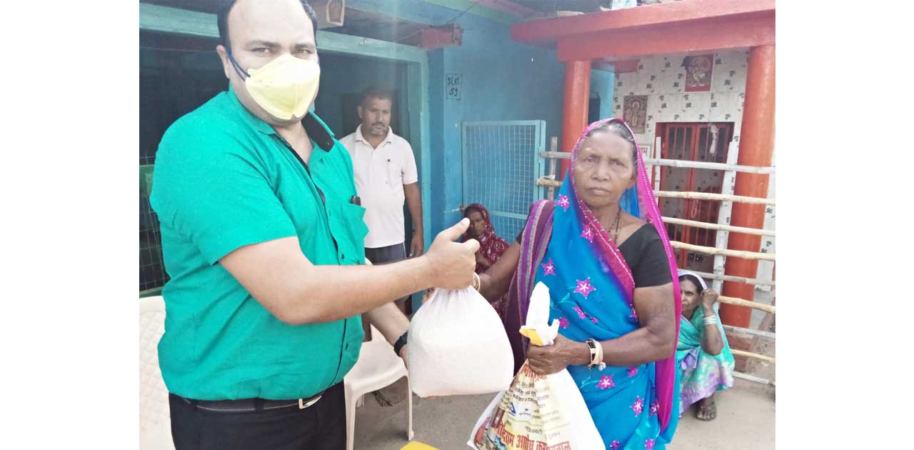 जनपद उपाध्यक्ष रामचरण यादव ने गरीबों को राशन किट वितरित किया... - CG Sandesh