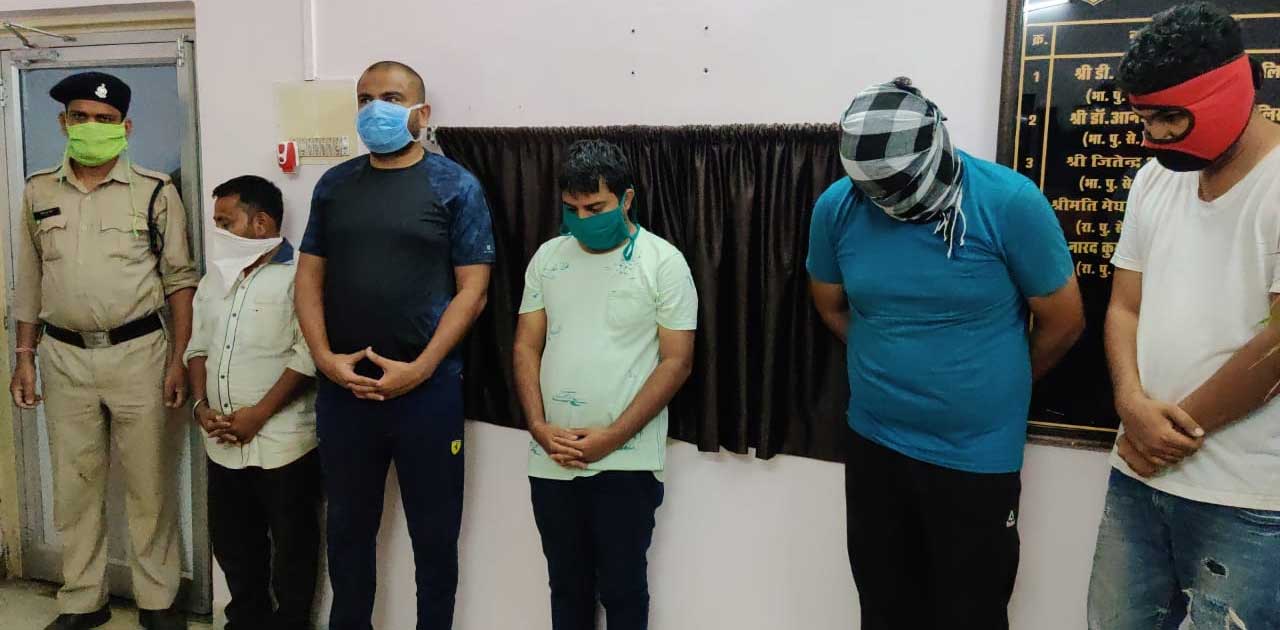 जुआ खेलते 8 जुआरी गिरफ्तार, आरोपियों से 76 हजार नगद, 8 मोबाइ... - CG Sandesh