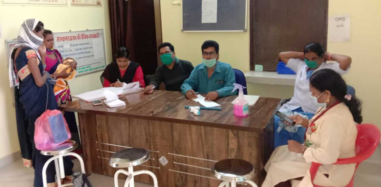 खंड चिकित्सा अधिकारी डॉ अमृत लाल रोहलेडर के निर्देश पर चारभा... - CG Sandesh