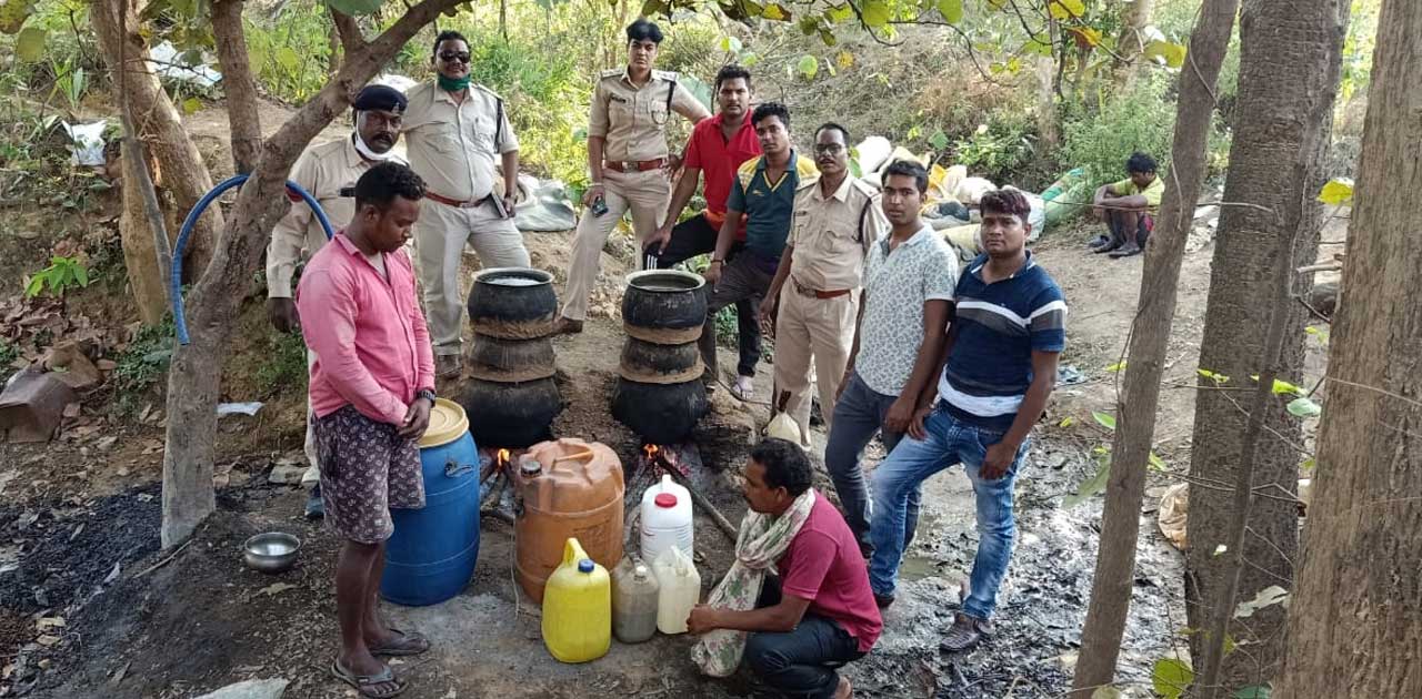 बसना पुलिस की कार्यवाही में 210 लीटर महुआ शराब जप्त.   - CG Sandesh