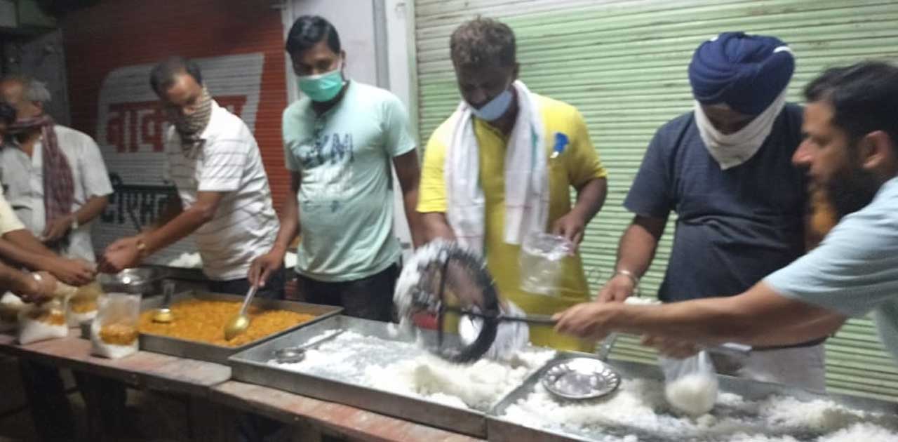 बसना के समाजसेवीयों ने प्रवासी मजदूरों के लिए कराई बिस्किट, ... - CG Sandesh
