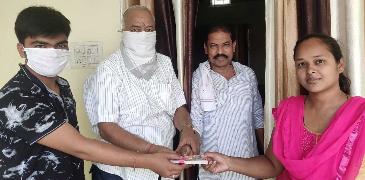 सरायपाली  व्यापारी संघ के प्रमुख मदन अग्रवाल द्वारा वृद्ध जन... - CG Sandesh