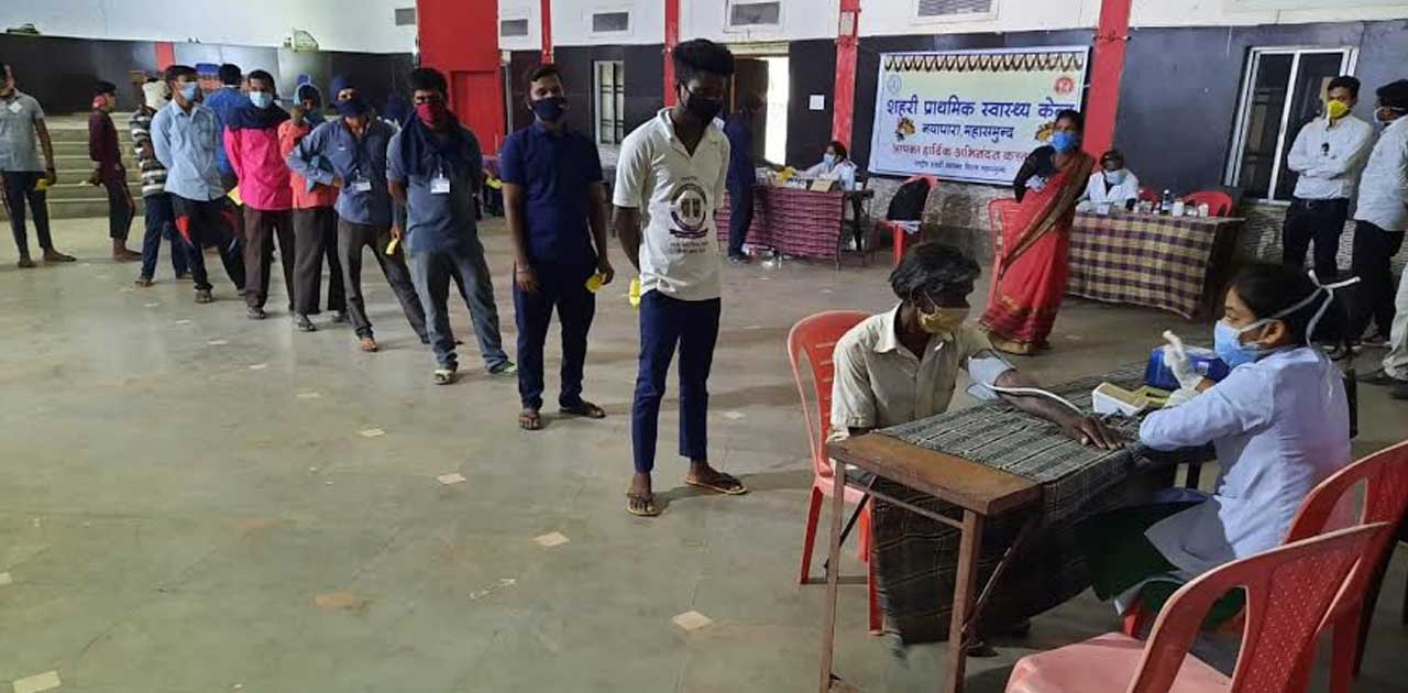 पीने के पानी के लिए दर-दर भटक रहे ग्रामीण महिलाएं