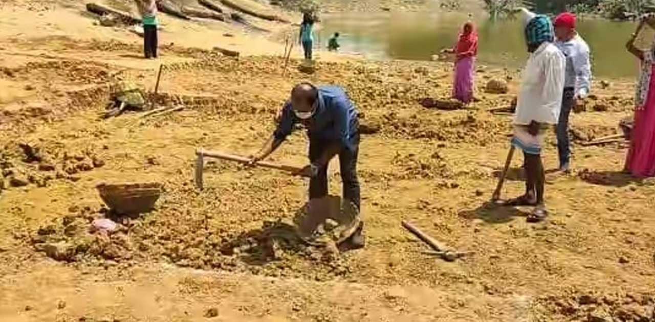 मजदूरो का मनोबल बढ़ाने सीईओ ने थामी गैती, मिलकर किया श्रम