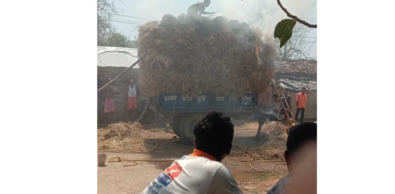 ग्राम पंचायत राजा सेवइयां खुर्द के प्रवेश द्वार पर ट्रैक्टर ... - CG Sandesh