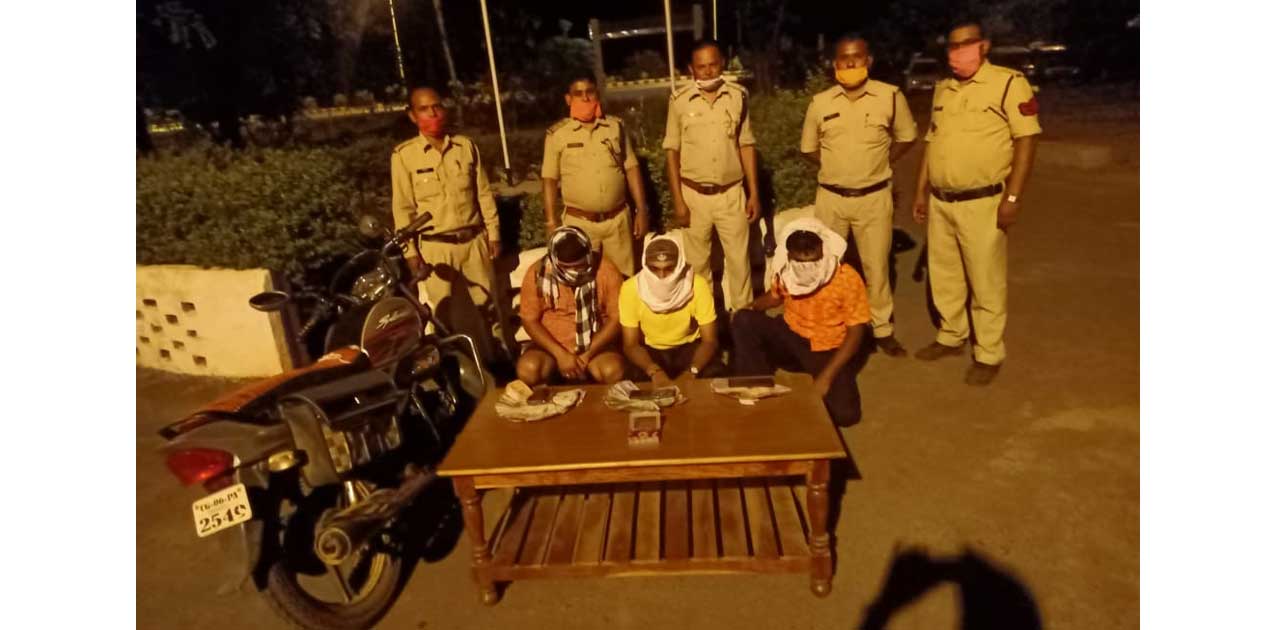 तीन जुआड़ी से 1 लाख 17 हजार जप्त - CG Sandesh