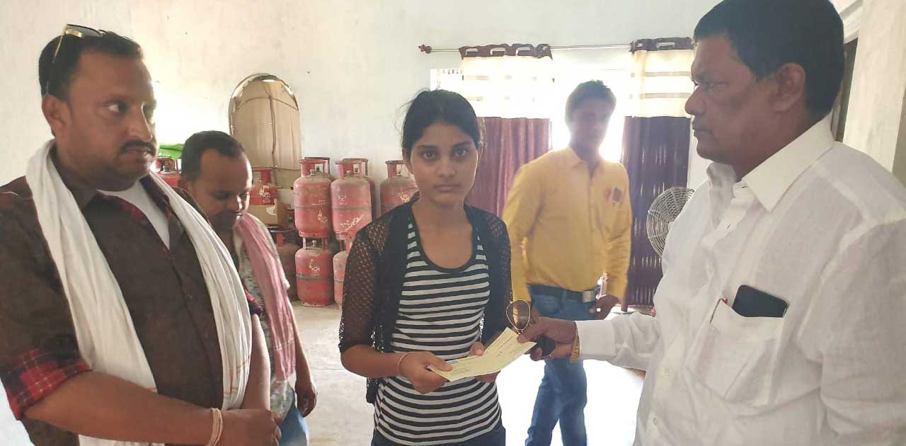 HP गैस की बड़ी लापरवाही, विधायक गए थे सहायता राशि देने फोटो म... - CG Sandesh