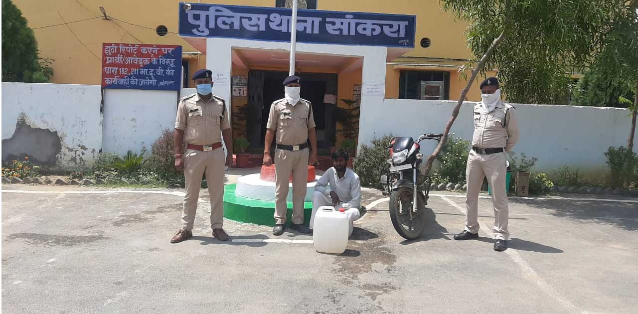 मोटरसाइकिल से परिवहन करते 20 लीटर महुआ शराब के साथ पकड़ाया आर... - CG Sandesh