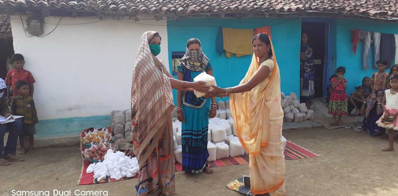 मुढिपार मे मध्यान भोजन  का सूखा राशन बच्चो को वितरित हुआ। - CG Sandesh