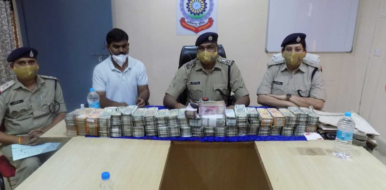 सिंघोड़ा में पुलिस ने कार से जप्त की करोड़ों की नगदी, आयकर विभ... - CG Sandesh
