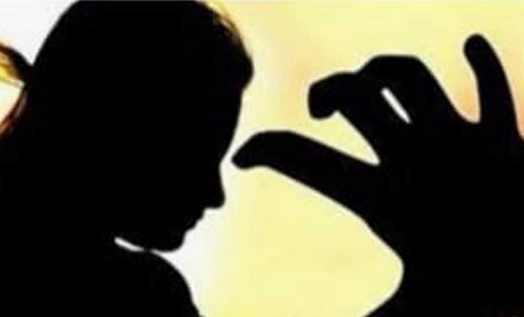शर्मशार घटना:-जिला अस्पताल लाई गई कोरोना संदिग्ध महिला से दुष्कर्म की कोशिश...वार्ड बॉय हुआ फरार...!