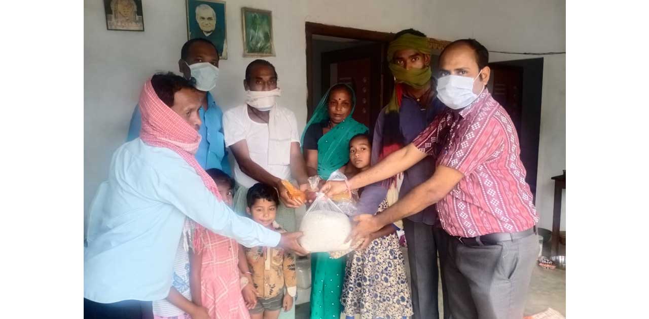 गड़बेड़ा  विद्यालय के छात्रों को 45 दिन का सूखा राशन वितरण क... - CG Sandesh