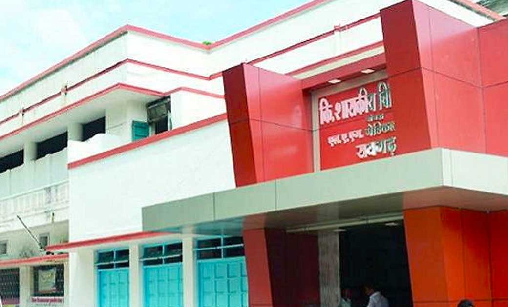 रायगढ़ के मुख्य चिकित्सा अधिकारी डाक्टर केसरी के साथ उनके अन्... - CG Sandesh