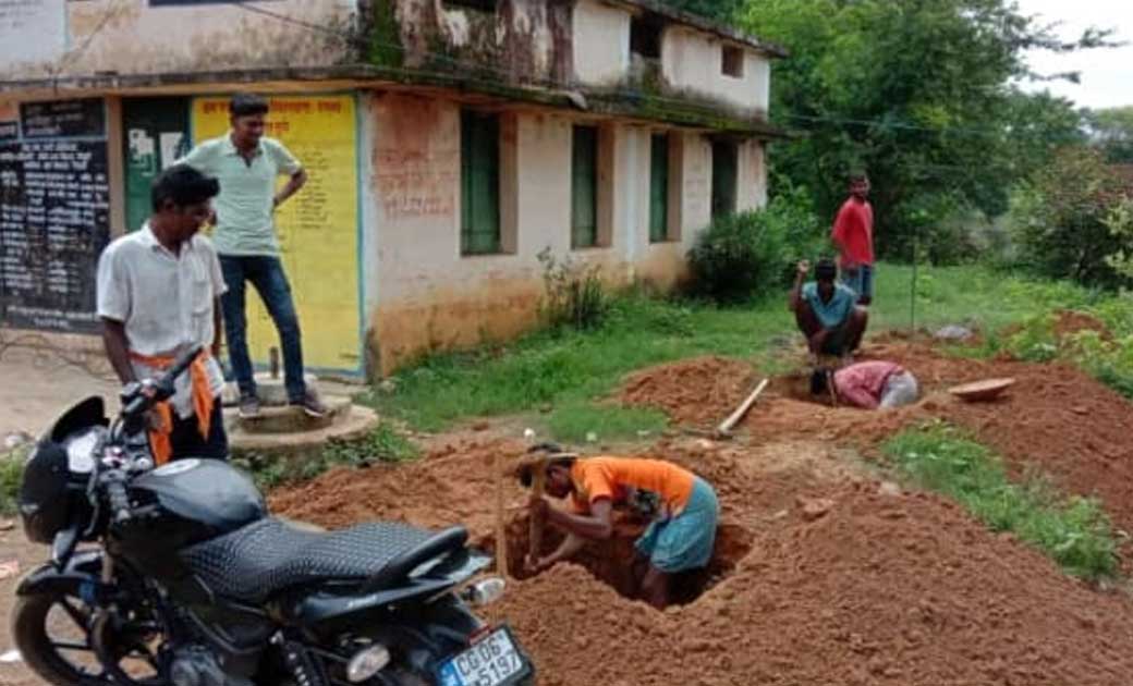 खबर का असर : आहाता निर्माण का कार्य करवाने पंचायत ने खोदवाया... - CG Sandesh