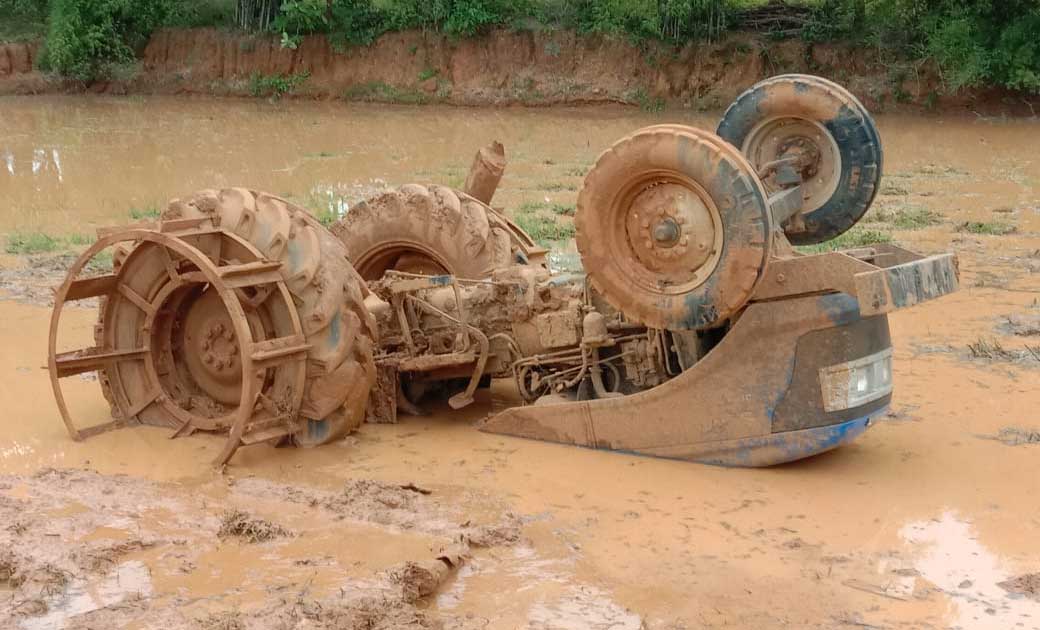 खेत में फसे ट्रेक्टर को निकालने गए युवक की कीचड़ में दबने से ... - CG Sandesh