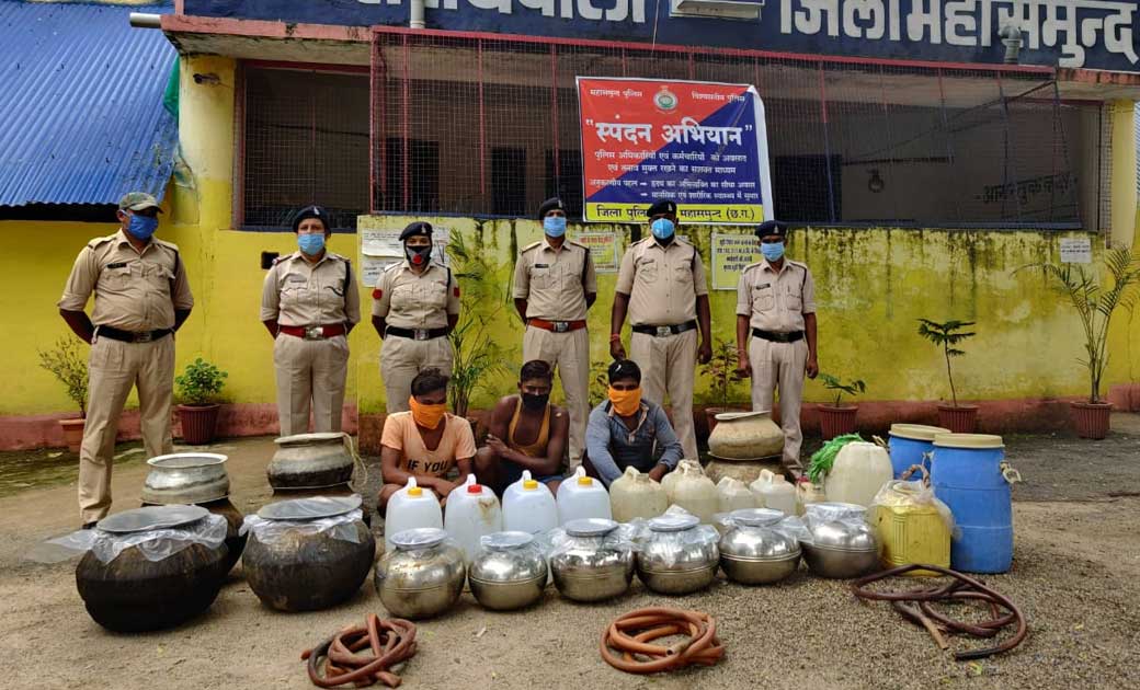 505 लीटर महुआ शराब के साथ 3 आरोपी गिरफ्तार. - CG Sandesh