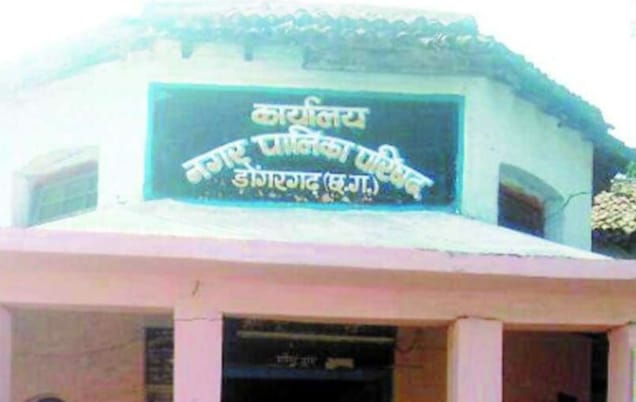 टेंडर में सेटिंग और मिलीभगत का आरोप लगाकर ठेकेदार ने नगरपालिका दफ्तर ने की आत्महत्या की कोशिश....!