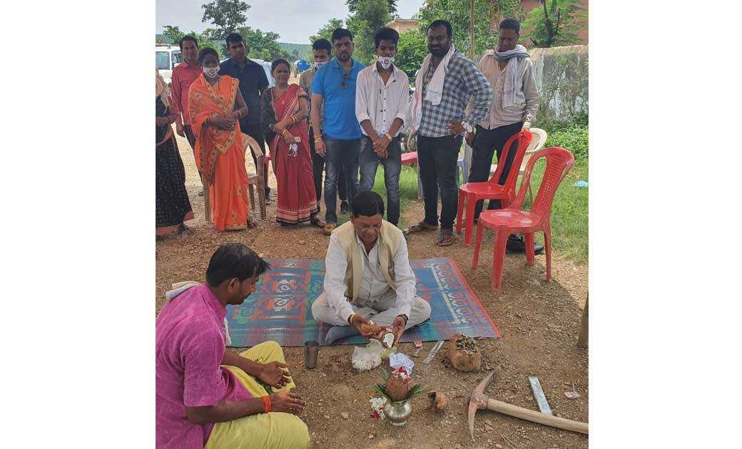 चारभाठा में विधायक नंद द्वारा सी.सी.रोड का भूमि पूजन - CG Sandesh
