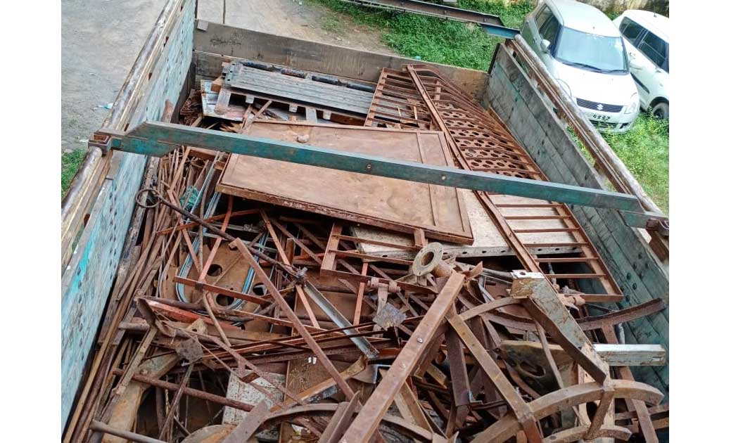 अवैध रूप से कबाडी का सामान भरकर परिवहन करने वाले दो ट्रक चाल... - CG Sandesh