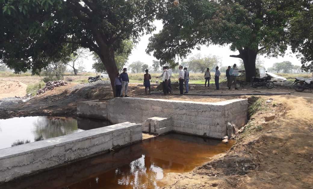 धोखाधड़ी करने वाले आरोपी के साथ जाँच करने पहुँचे थे, कृषि विभ... - CG Sandesh