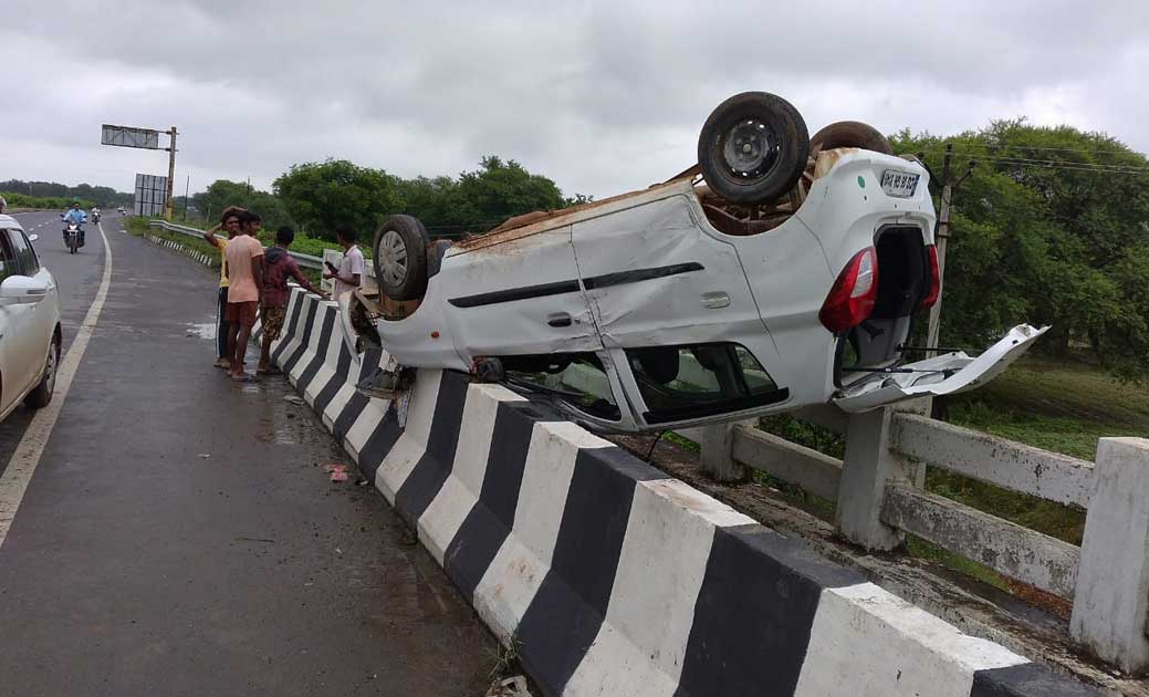 सेमलिया पुल के पास कार हुई दुर्घटना ग्रस्त, बाल-बाल बचे चालक... - CG Sandesh