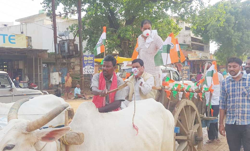 पेट्रोल और डीजल के दाम बढ़ाए जाने के विरोध में बैलगाड़ी में ... - CG Sandesh
