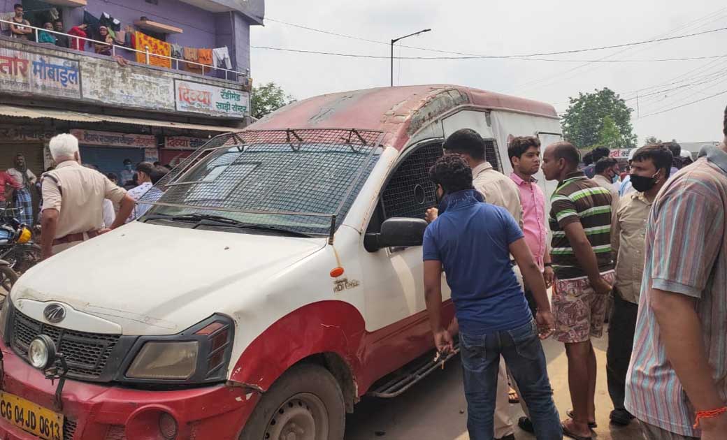 दिनदहाड़े फिल्मी स्टाइल में ATM कैश वैन से 13 लाख की लूट, ड्... - CG Sandesh