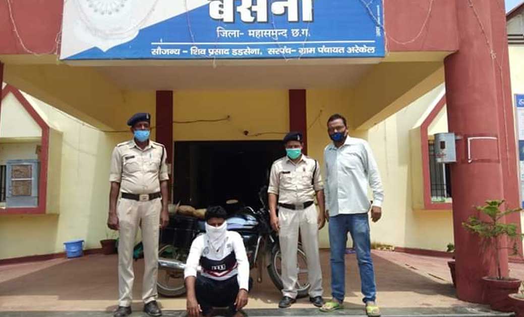 बिना नंबर की मोटरसायकल में अवैध गांजा परिवहन करते हुए पकड़ाया... - CG Sandesh