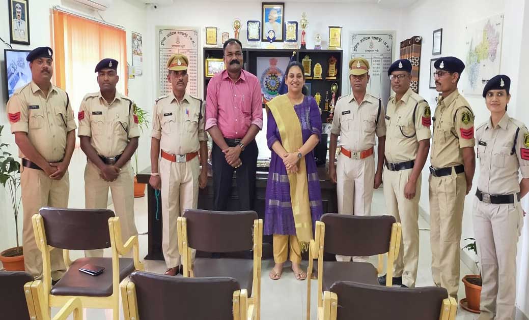 पुलिस अधीक्षक प्रफ्फुल कुमार ठाकुर ने 2 प्रधान आरक्षक को स्ट... - CG Sandesh