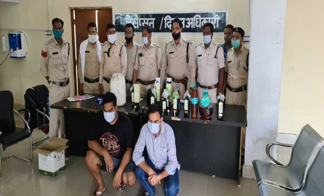 बोतल में पानी मिलाकर शराब बेचने वाले सुपरवाइजर व सेल्समेन गि... - CG Sandesh
