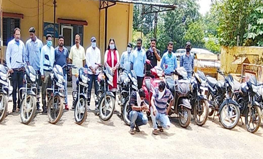 दो आरोपीयों से  15 चोरी की मोटरसायकल बरामद - CG Sandesh