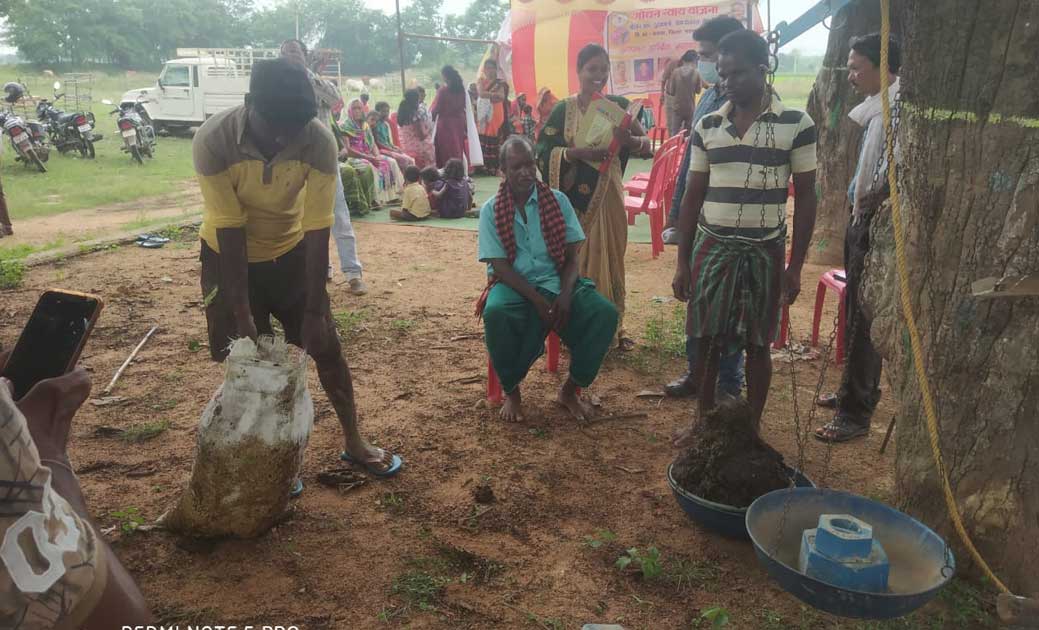  किसानों से 1 क्विंटल 76 किलो गोबर खरीद कर 352 का भुगतान, गो... - CG Sandesh