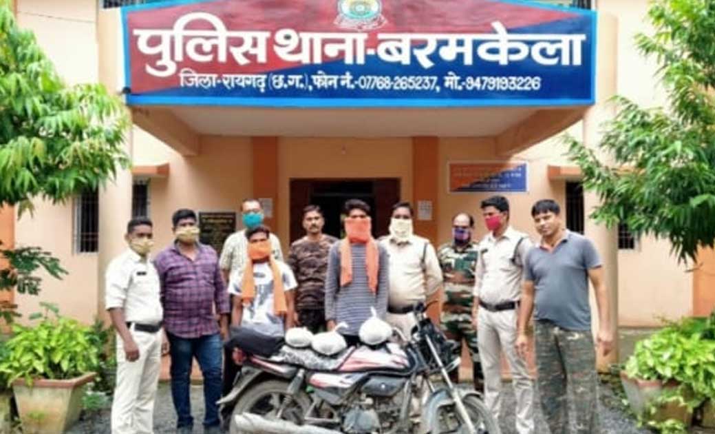 मोटरसाइकिल पर गांजा ले जाते 2 युवको को बरमकेला पुलिस ने 3 कि... - CG Sandesh