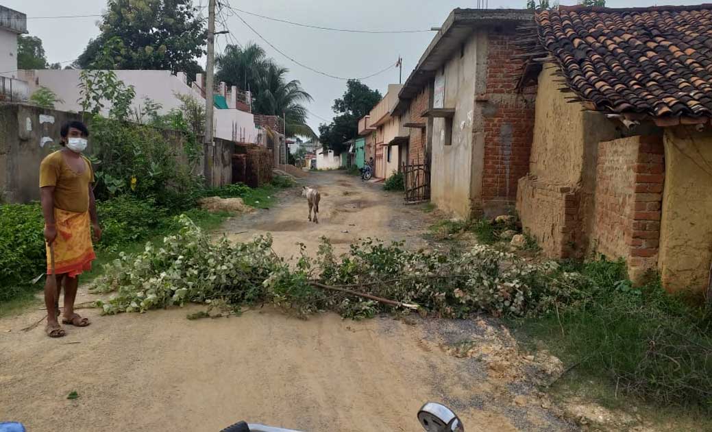 कोरोना का डर, गांवों में पुनः नाकेबंदी शुरू,  इमरजेंसी सेवाओ... - CG Sandesh