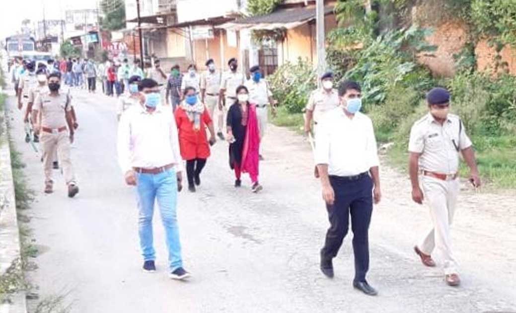पुलिस बल और प्रशासनिक अधिकारियों बसना नगर में फ़्लैग मार्च - CG Sandesh