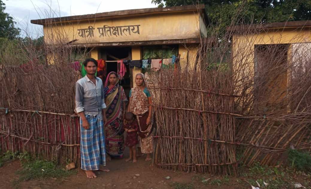 कच्चा मकान टूटने के बाद 6 वर्षों से यात्री प्रतीक्षालय में र... - CG Sandesh