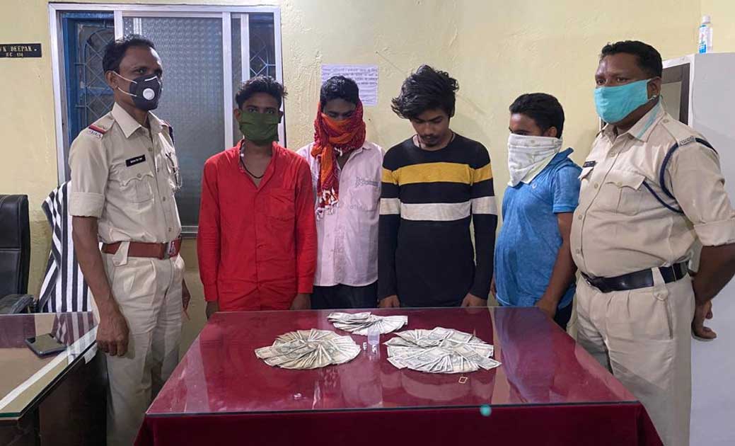 लॉकडाउन का उलंघन कर गुल खेलने वाले 4 गिरफ्तार, एक फ़रार - CG Sandesh