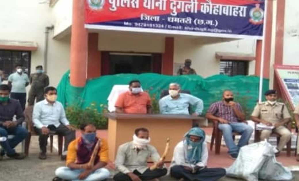 छत्तीसगढ़: हाथी दांत के साथ 3 आरोपी गिरफ्तार, मृत हाथी के शव को दो टुकड़ों में काटा, फिर जमीन में दफना दिया..!