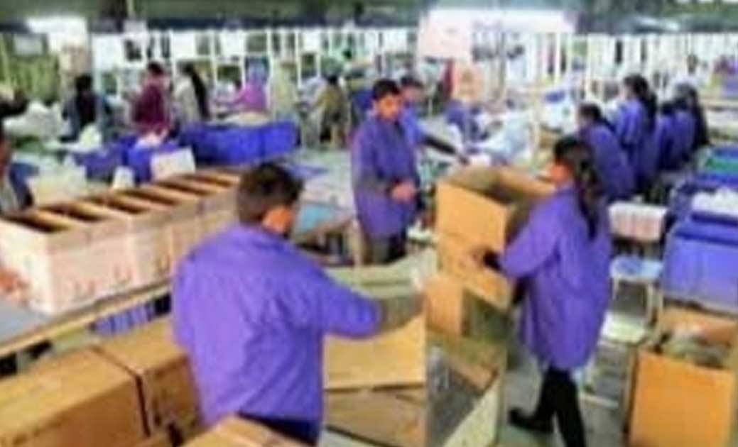 सरकार का बड़ा निर्णय : 40 लाख कामगारों को तीन महीने तक मिलेगा आधा वेतन..!कर्मचारियों को उनके पिछले तीन महीने के वेतन के औसत के करीब 50 फीसदी तक की रकम अनएम्प्लॉयमेंट बेनिफिट के रूप में दी जाएगी..
