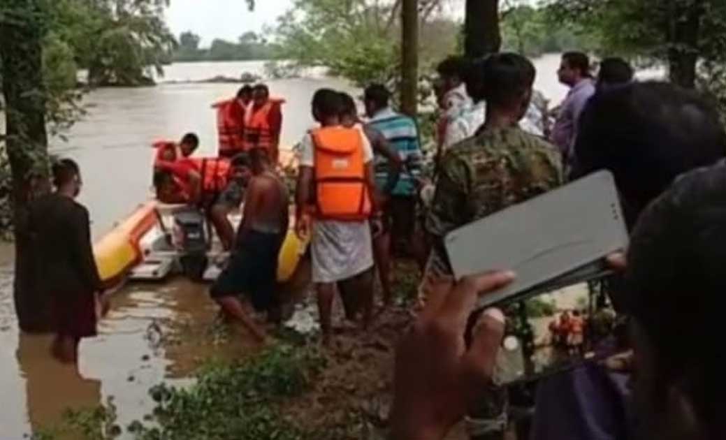 छतीसगढ़ नदी के बाढ़ में फंसे 23 लोगों को  आज रेस्क्यू कर सुबह 7 बजे सुरक्षित निकाला गया… रात भर बाढ़ में फंसे थे 23 लोग..इस जिले की है घटना...
