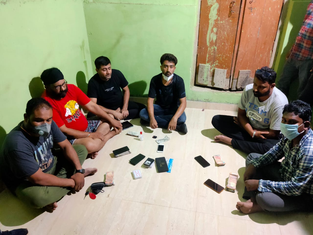 6 जुआरी जुआ(गुल) खेलते गिरफ्तार आरोपियों के पास से तीन लाख 5... - CG Sandesh