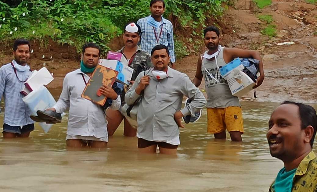नदी पार करके 5 किलोमीटर पैदल सफर कर नक्सल प्रभावित इलाकों मे... - CG Sandesh
