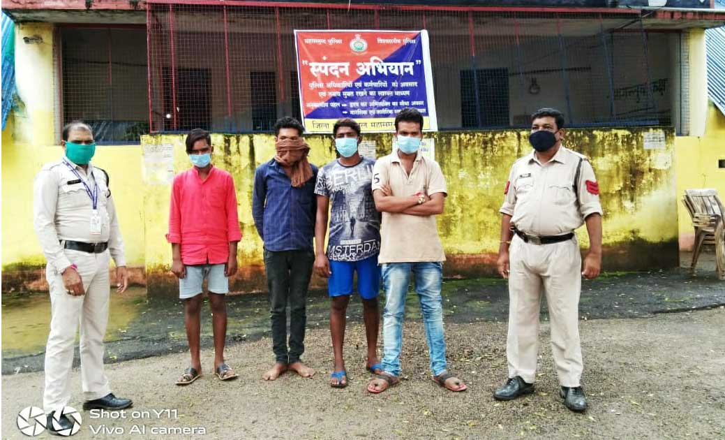 देर रात तक घुमने पाये जाने पर पुलिस ने की कार्रवाई. - CG Sandesh