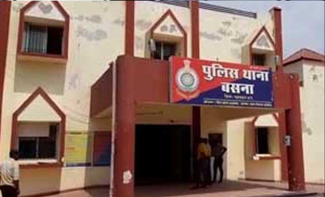 घर के परछी में अवैध रूप से टेबल लगाकर लोगों को शराब पिलाने प... - CG Sandesh