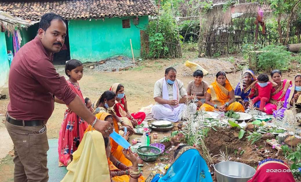 ग्राम लोहराकोट में कमरछठ पर्व के अवसर पर उपस्थित माता बहनों ... - CG Sandesh