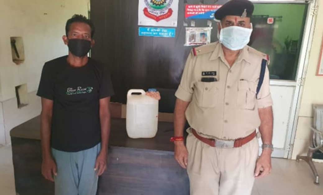 बैग में छिपाकर महुआ शराब की तश्करी करने वाले को रायगढ़ पुलिस ... - CG Sandesh