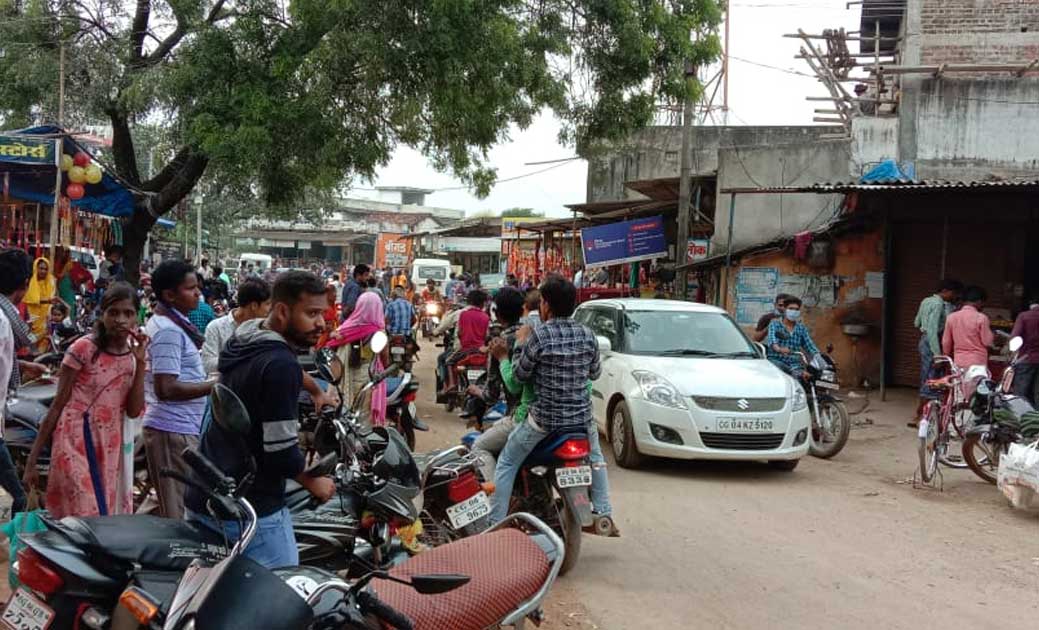बसना, सरायपाली में लॉकडाउन तो भंवरपुर में उमड़ रही भीड़, नहीं ... - CG Sandesh